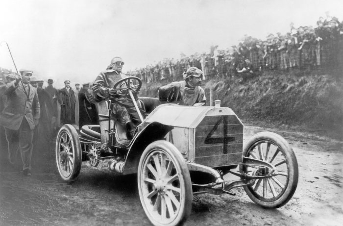 chapeau de course automobile