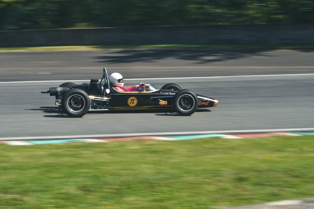 Une Formule Ford Crosslé 90F sur le circuit automobile de Charade.