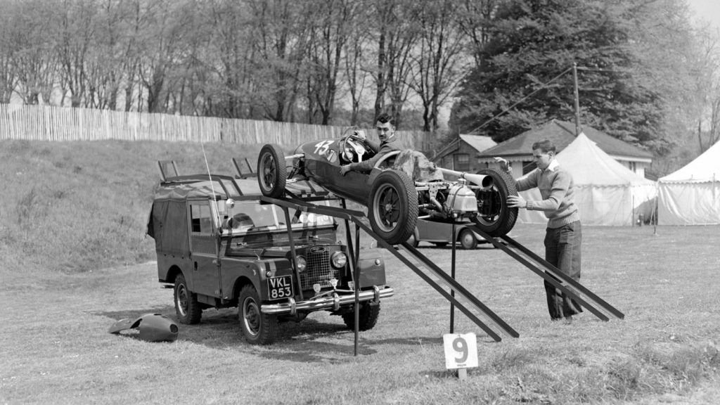 voiture de course ancienne