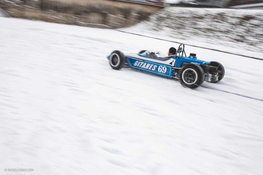 voiture de course sur neige