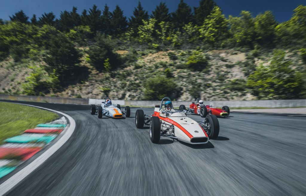 Des Formule Ford Crosslé 90F sur le circuit automobile de Charade.