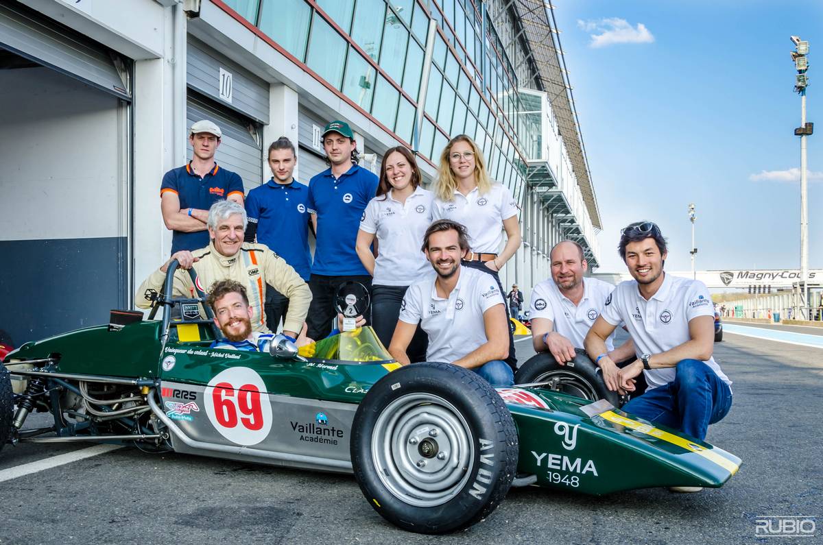 Equipe au complet Vaillante Académie YEMA 1948