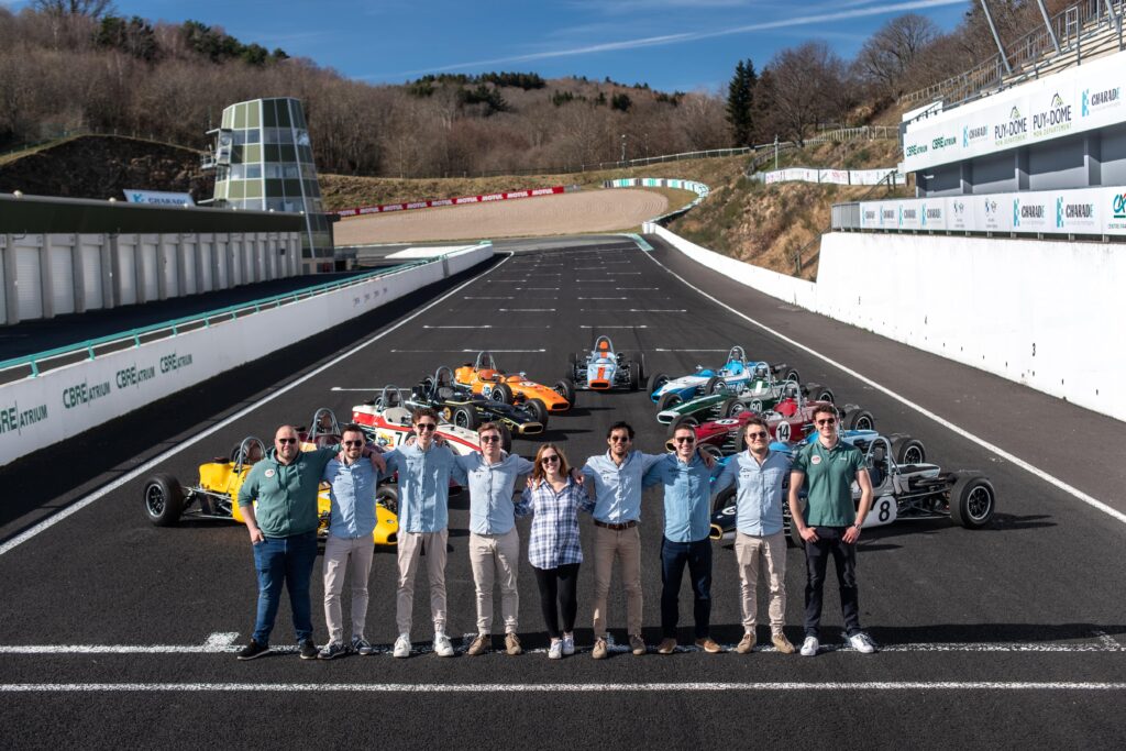 L'équipe de la Classic Racing School sur le circuit de Charade.